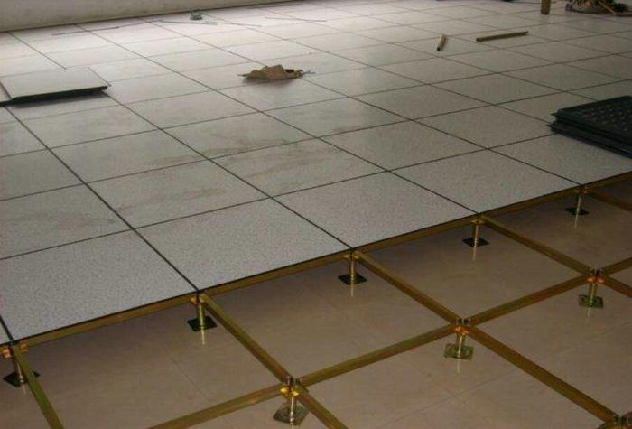 哪些因素會(huì)造成全鋼網(wǎng)絡(luò)地板開裂呢？