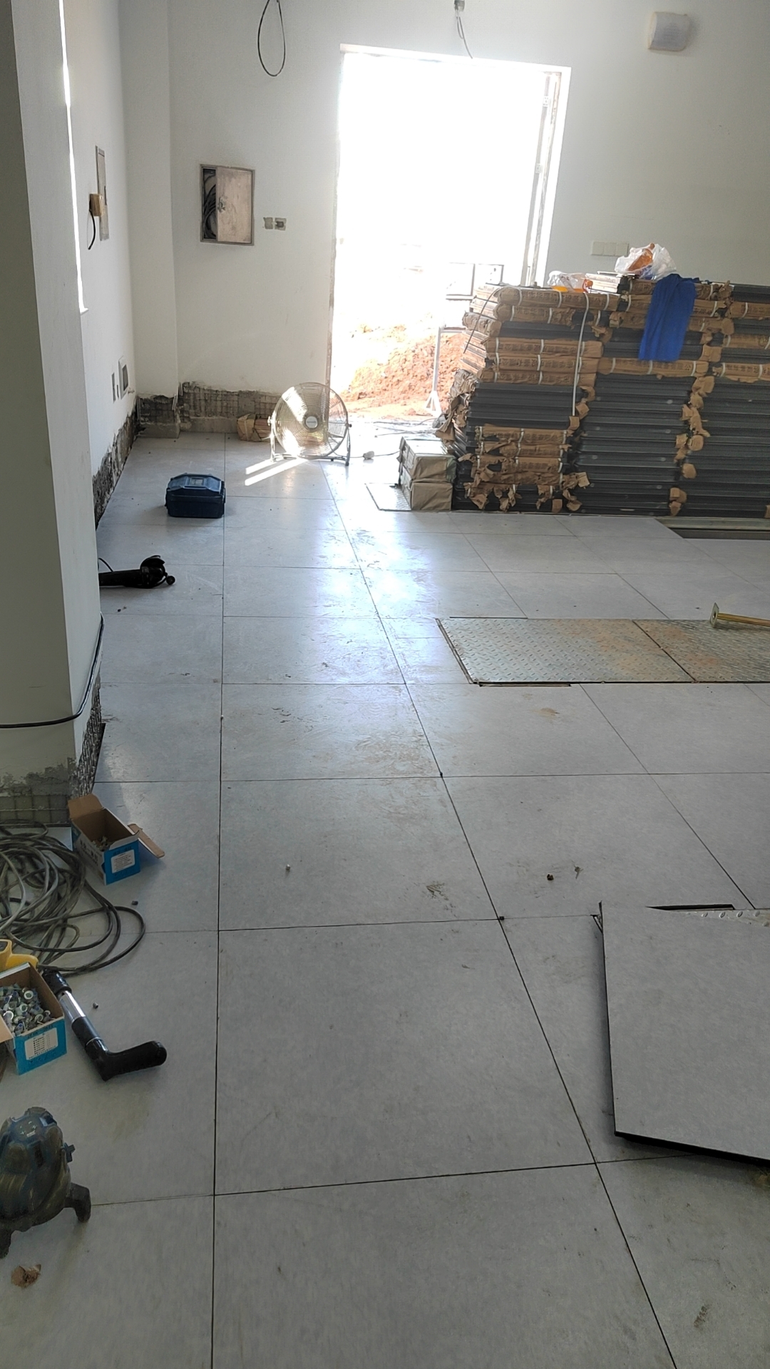 靜電地板鋪設多少錢一平米？